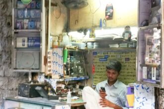 Mobile phone repair and recharge kiosk in Mumbai